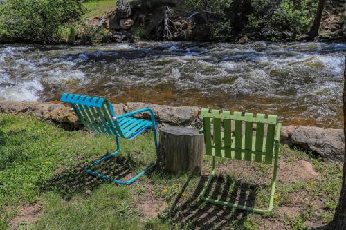 Idlewilde by the River in Estes Park, USA