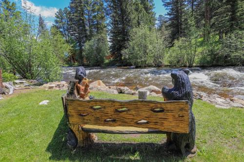 Idlewilde by the River in Estes Park, USA