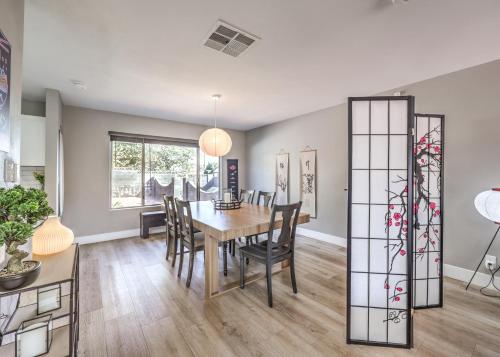 静 Tokyo Escape - Chinatown Heated Pool Retreat near the Strip with Hot Tub, Pool Table, Dog Friendly, Las Vegas (photo 11)