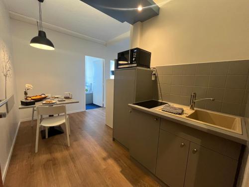 ห้องครัว, Capucine Cosy Appart Hôtel 3 étoiles (Capucine Cosy Appart Hotel 3 etoiles) in อาคฌอม