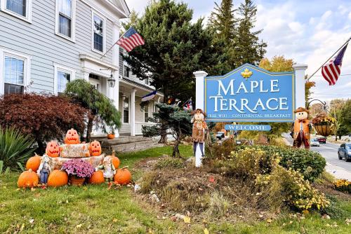 Maple Terrace Motel in Williamstown, USA