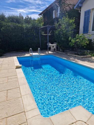 Villa paisible avec wifi, piscine et jardin gîte à louer La Palasse