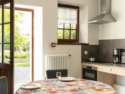Junior Suite Triple PMR Résidentielle avec cuisine au Manoir de Mathan à Crépon 5mn d'Arromanches et 10 mn de Bayeux