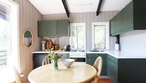 Cosy Cabin Escape with Hot Tub & Lake View in Fossatun