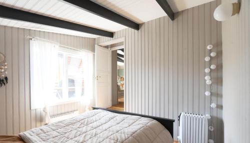 Cosy Cabin Escape with Hot Tub & Lake View in Fossatun