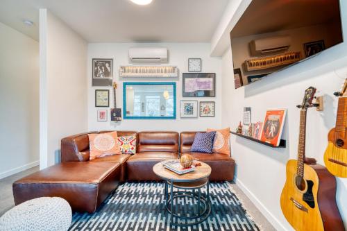 Stay Portland - Crossroads Vintage Funk Penthouse - 94 WalkScore