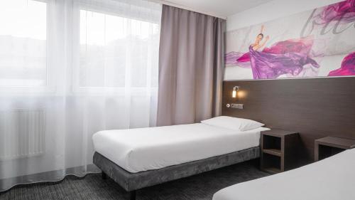 1 double bed, 2 twin beds