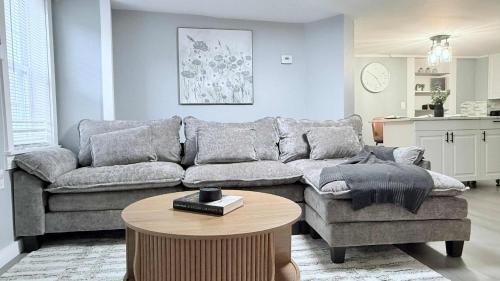 Contemporary Apartment- Prime Location to MBTA in พาวทักเกต (RI)