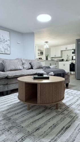 Contemporary Apartment- Prime Location to MBTA in พาวทักเกต (RI)