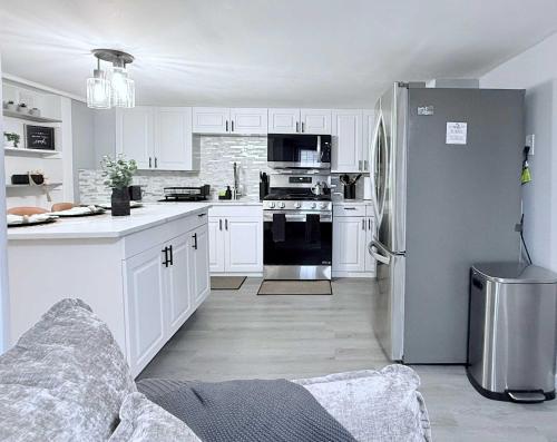 Contemporary Apartment- Prime Location to MBTA in พาวทักเกต (RI)