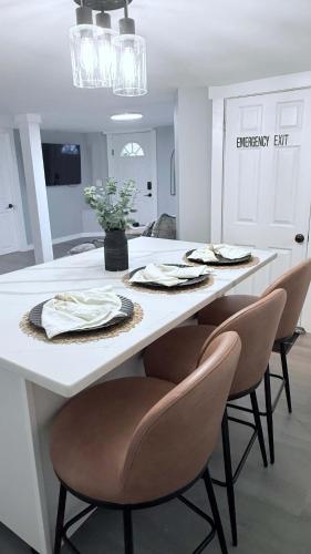 Contemporary Apartment- Prime Location to MBTA in พาวทักเกต (RI)