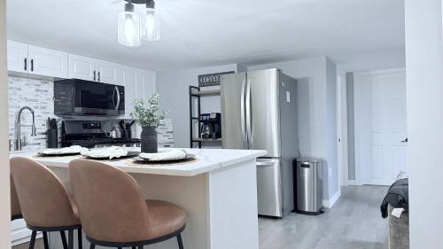 Contemporary Apartment- Prime Location to MBTA in พาวทักเกต (RI)