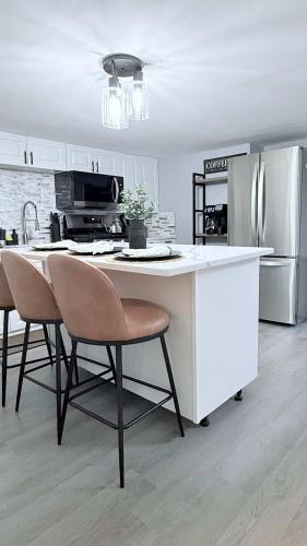 Contemporary Apartment- Prime Location to MBTA in พาวทักเกต (RI)