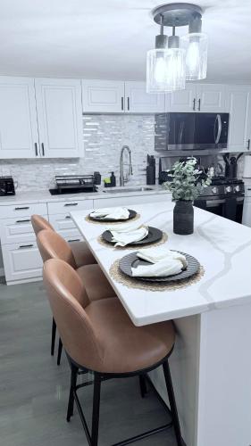 Contemporary Apartment- Prime Location to MBTA in พาวทักเกต (RI)