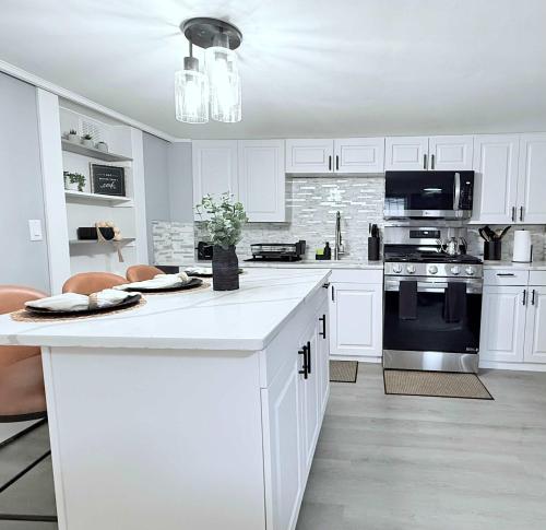 Contemporary Apartment- Prime Location to MBTA in พาวทักเกต (RI)