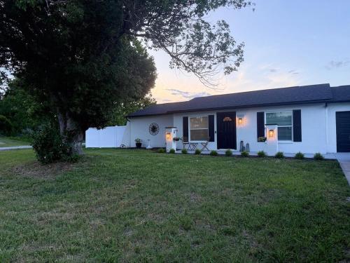 Soluna-Fully fenced home with private pool