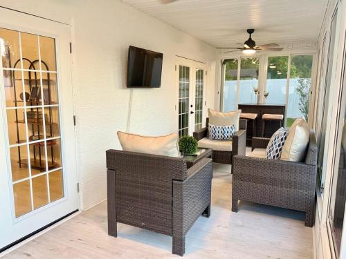 บริการและสิ่งอำนวยความสะดวก, Soluna-Fully fenced home with private pool in สปริง ฮิลล์ (FL)
