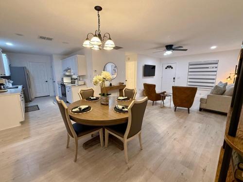 บริการและสิ่งอำนวยความสะดวก, Soluna-Fully fenced home with private pool in สปริง ฮิลล์ (FL)