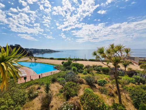 Vista al mar, acceso a la playa y jardín