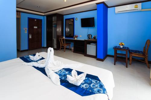 1 king bed, 1 twin bed