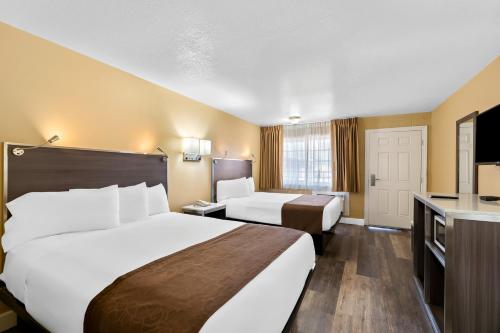 2 queen beds