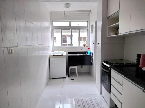 Apartamento com Suite Praia da Enseada Dois Quartos - image 4