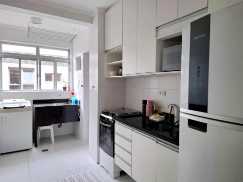 Apartamento com Suite Praia da Enseada Dois Quartos - image 3