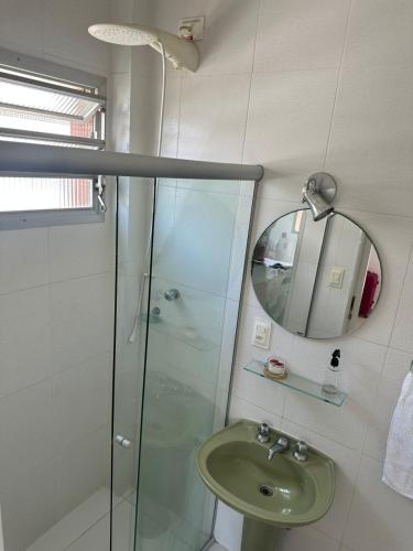 Apartamento com Suite Praia da Enseada Dois Quartos - image 2