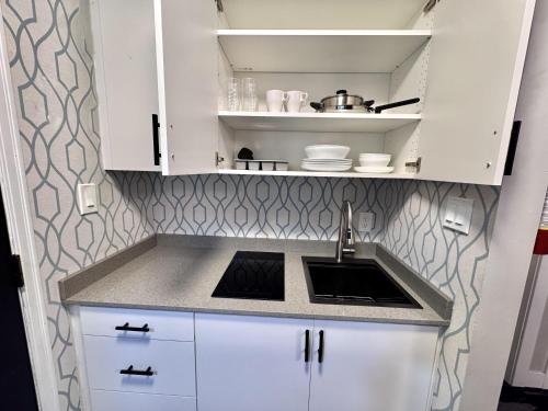 virtuve, The Oceanside, a Coast Hotel in Davis Bay (BC)