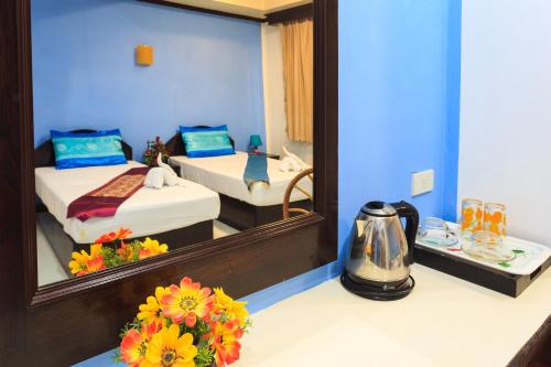 1 queen bed, 2 twin beds
