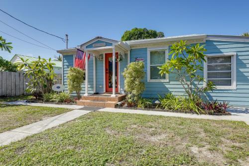 3 Mi to Jensen Beach: Pet-Friendly Getaway w/ Yard