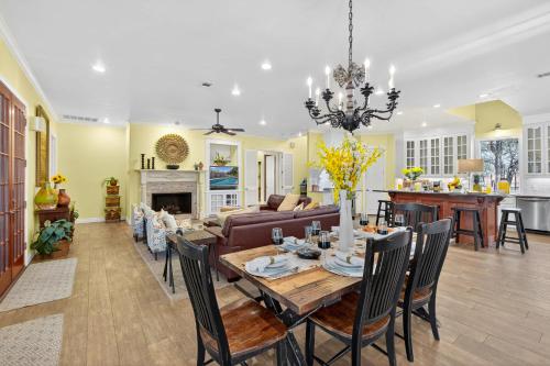Luxury Golf Course Private Retreat with Heated Swimming Pool in Horseshoe Bay (TX)