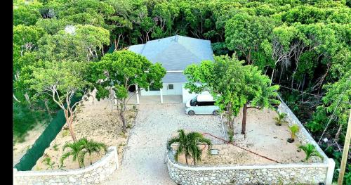 La Maison Blanche- Close Beach Access in Gregory Town