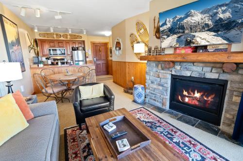 Highland House 119 Next To Slopes Trails WiFi In Village With A View in Snowshoe, USA