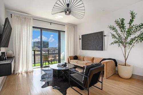 Modern Midtown King Suite with Rooftop Pool & Balcony in Blandtown