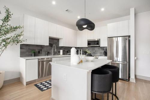 Modern Midtown King Suite with Rooftop Pool & Balcony in Blandtown