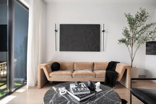 Modern Midtown King Suite with Rooftop Pool & Balcony in Blandtown