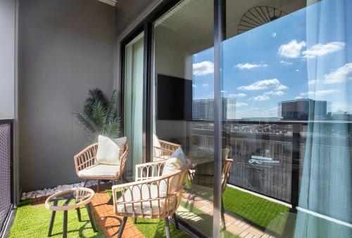 Modern Midtown King Suite with Rooftop Pool & Balcony in Blandtown