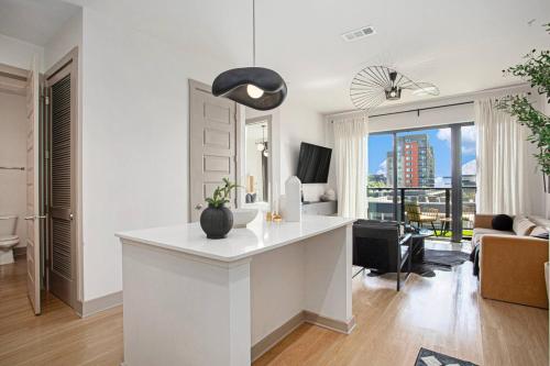 Modern Midtown King Suite with Rooftop Pool & Balcony in Blandtown