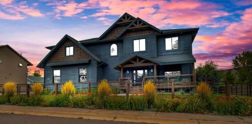 Mountain Lodge Oasis w Hot Tub-Rio Grande Trail in Carbondale, USA