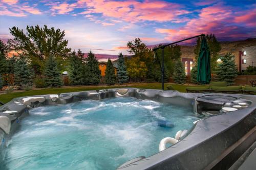 Mountain Lodge Oasis w Hot Tub-Rio Grande Trail in Carbondale, USA