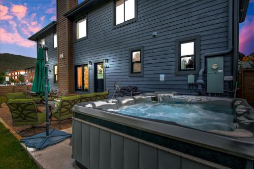 Mountain Lodge Oasis w Hot Tub-Rio Grande Trail in Carbondale, USA