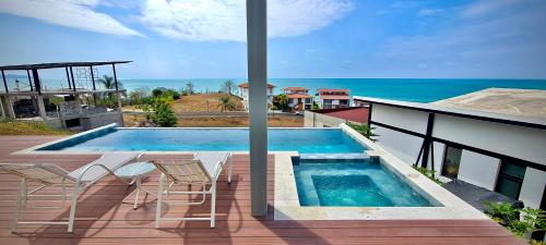 Swimming pool, Refugio Sova in Pedernales