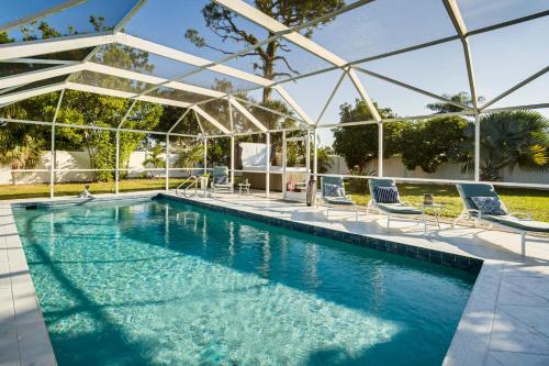 4 Mi to Siesta Key Beach Sunny Home with Hot Tub!