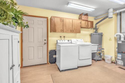 Breaking Waves Retreat by RedAwning – Depoe Bay, OR