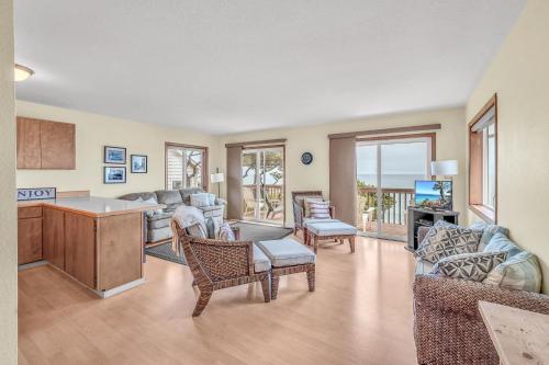 Breaking Waves Retreat by RedAwning – Depoe Bay, OR