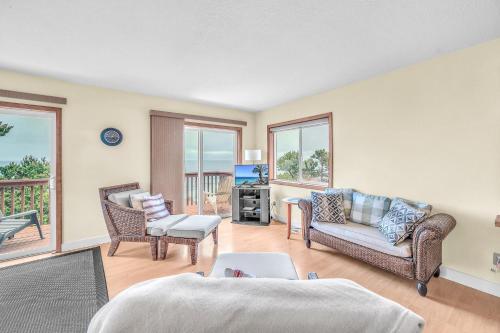 Breaking Waves Retreat by RedAwning – Depoe Bay, OR
