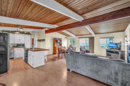 Breaking Waves Retreat by RedAwning – Depoe Bay, OR