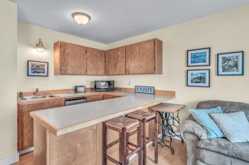 Breaking Waves Retreat by RedAwning – Depoe Bay, OR