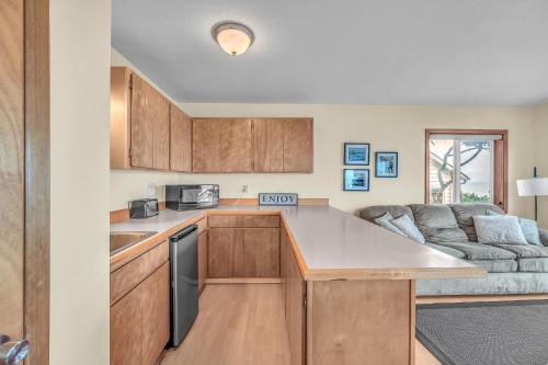 Breaking Waves Retreat by RedAwning – Depoe Bay, OR